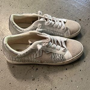 Vintage Havana Sneakers - white with silver size 9
